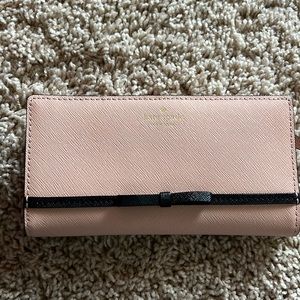 NWOT Kate Spade wallet. One exterior zip pocket, two interior pockets